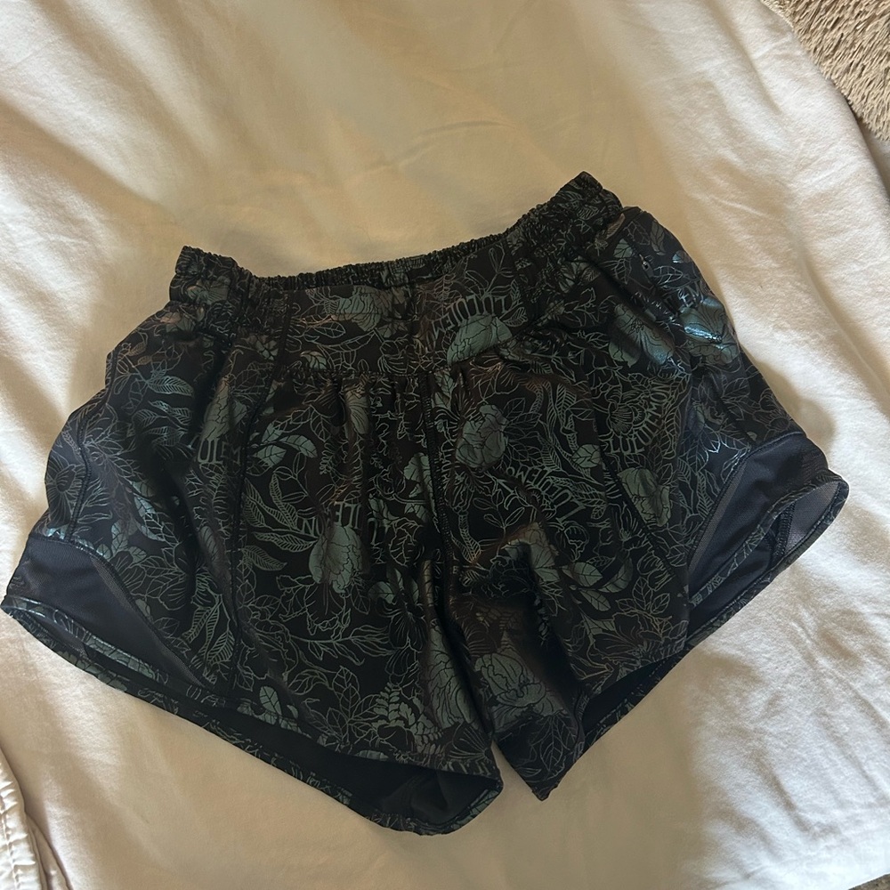 Lululemon Hotty Hot shorts 2.5”